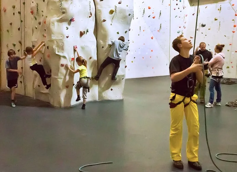 Klettern für Kinder und Jugendliche in der Kletterhalle des  EigerNord Klettercenter 